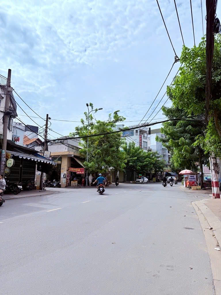 Mặt tiền đường Nguyễn Phúc Du ngang bề thế 15m, dài sâu 25m. Sổ công nhận full 375m2. 54 tỷ