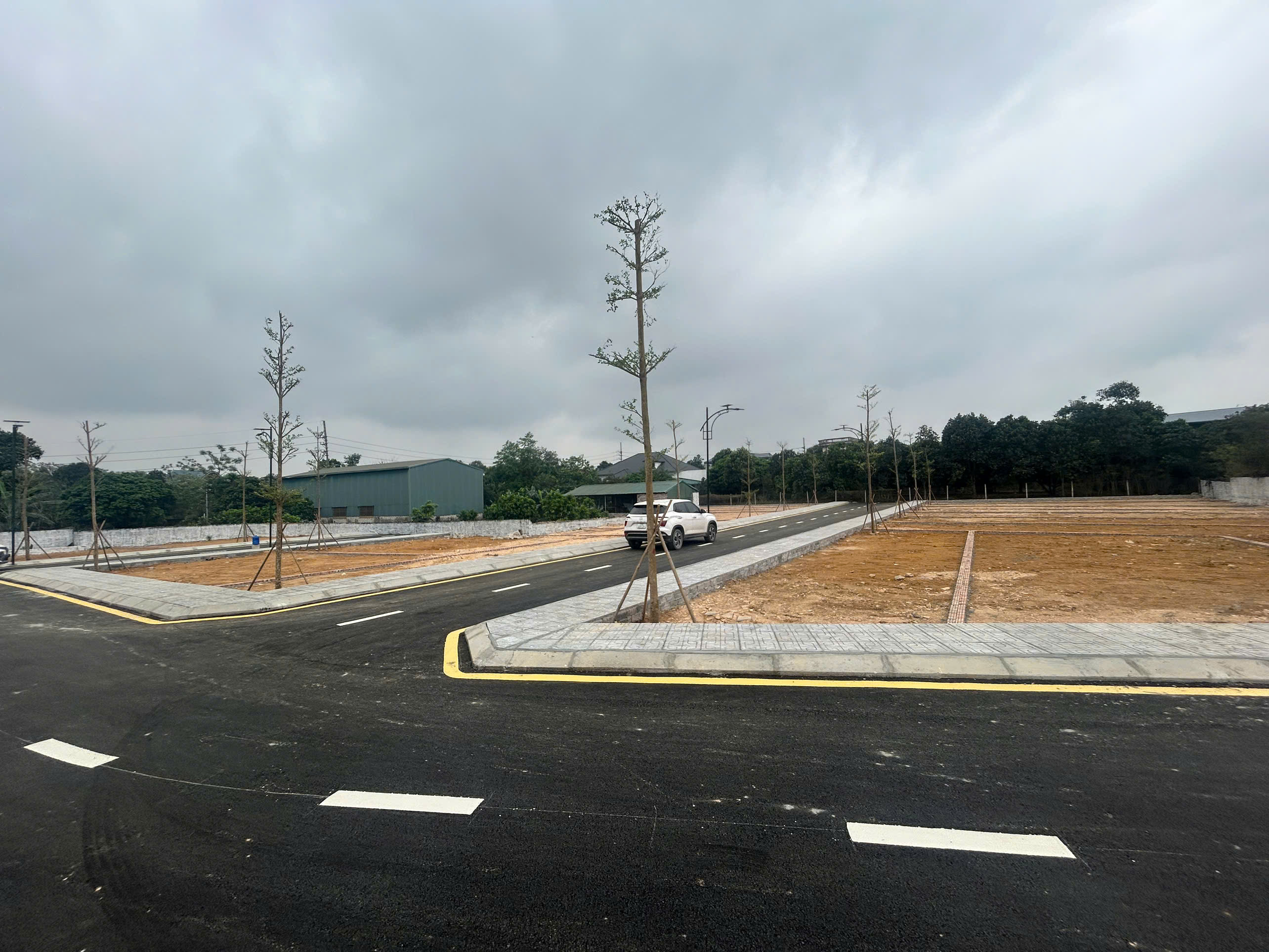 Chính chủ cần bán lô ngoại giao - trục chính rộng 10m - gần đại học QGHN, CNC,mặt đường QL21 - sẵn