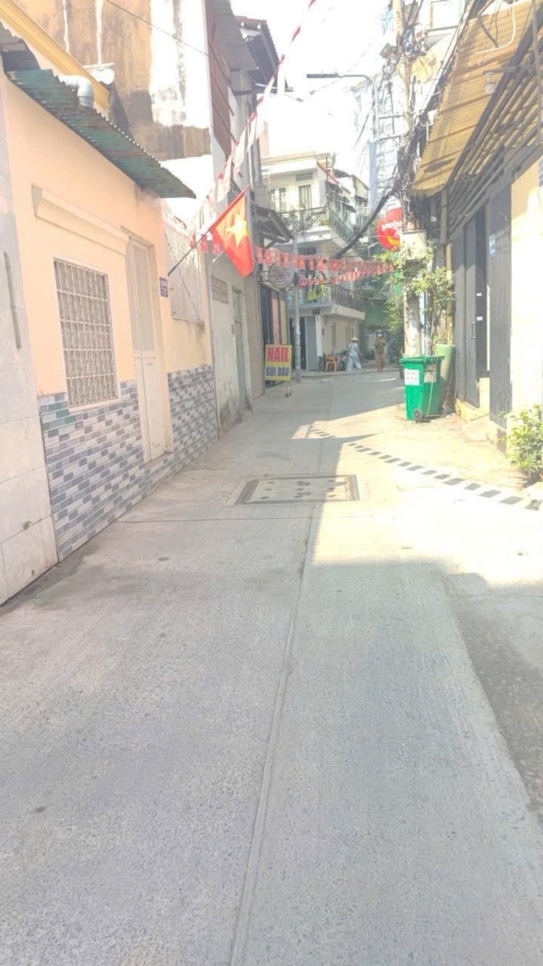 Nằm ngay trên đường Xô Viết Nghệ Tĩnh, nở hậu đường xe hơi đi