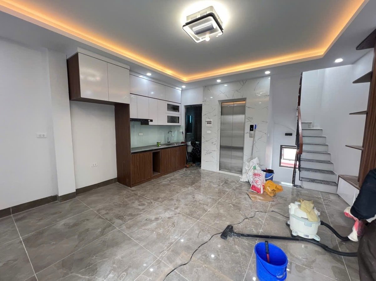 Bán Nhà Thang Máy Đường Cầu Giấy Ở Luôn, 38m, 7 Tầng, MT4,6m, 4PN, Chỉ 12,7 Tỷ