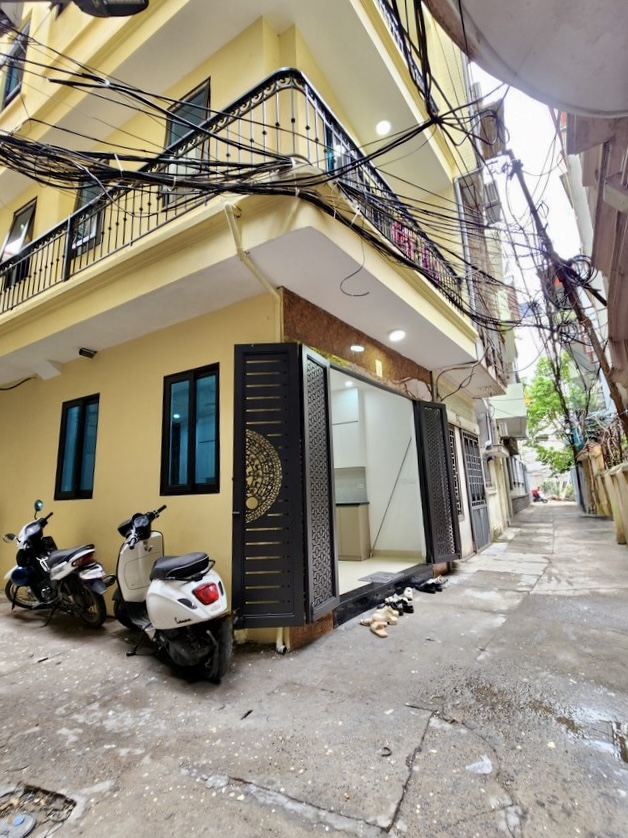 Bán nhà ở luôn Cầu Giấy, 12,3 tỷ, 30m2, 6 tầng thang máy, 3PN, 5WC, căn góc, sổ đỏ