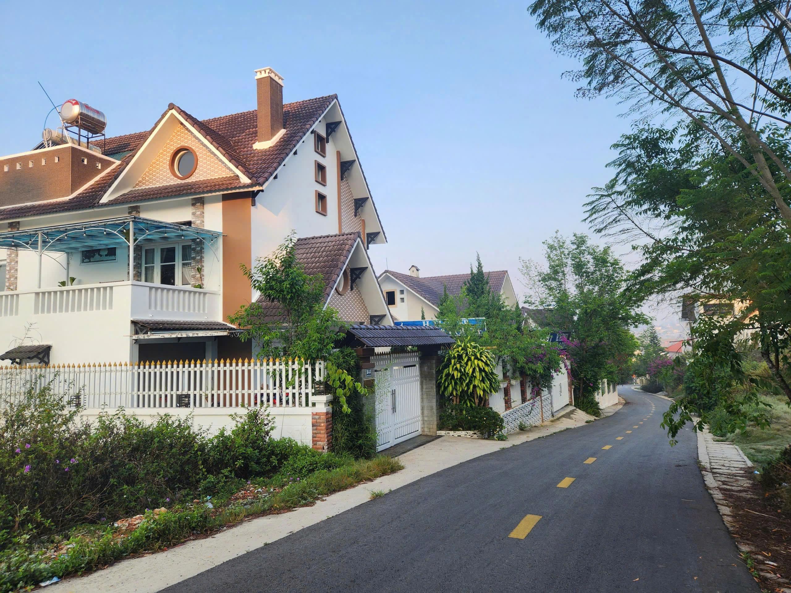 Cho thuê villa 11 phòng ngủ full nội thất đồi Huy Hoàng giá 40 triệu tại Đà LạtLâm Đồng