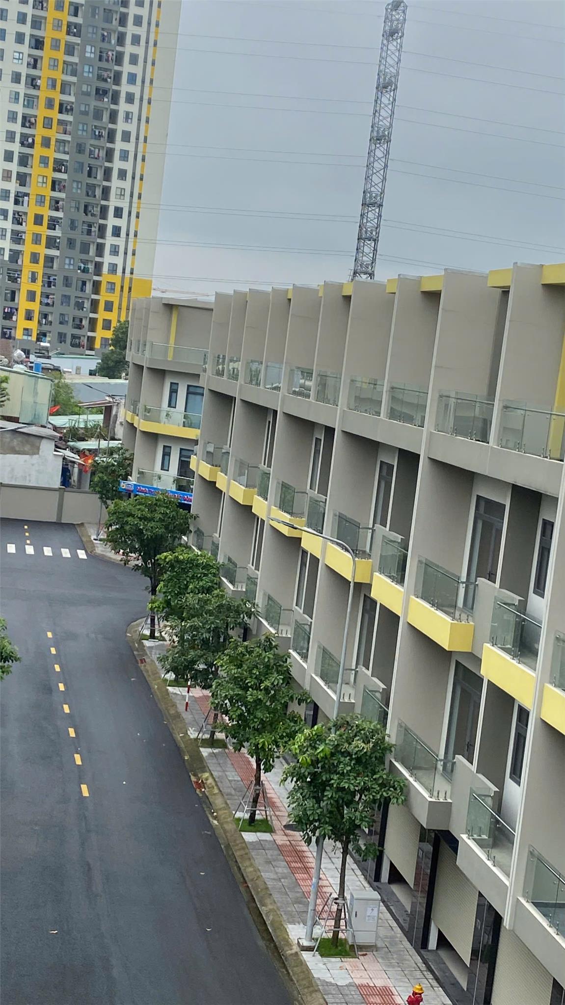 Nhà mặt phố Thống Nhất, Dĩ An: Vị trí vàng, kinh doanh đỉnh, 69m2, 3 tầng, 4PN, 6WC, sổ hồng trao