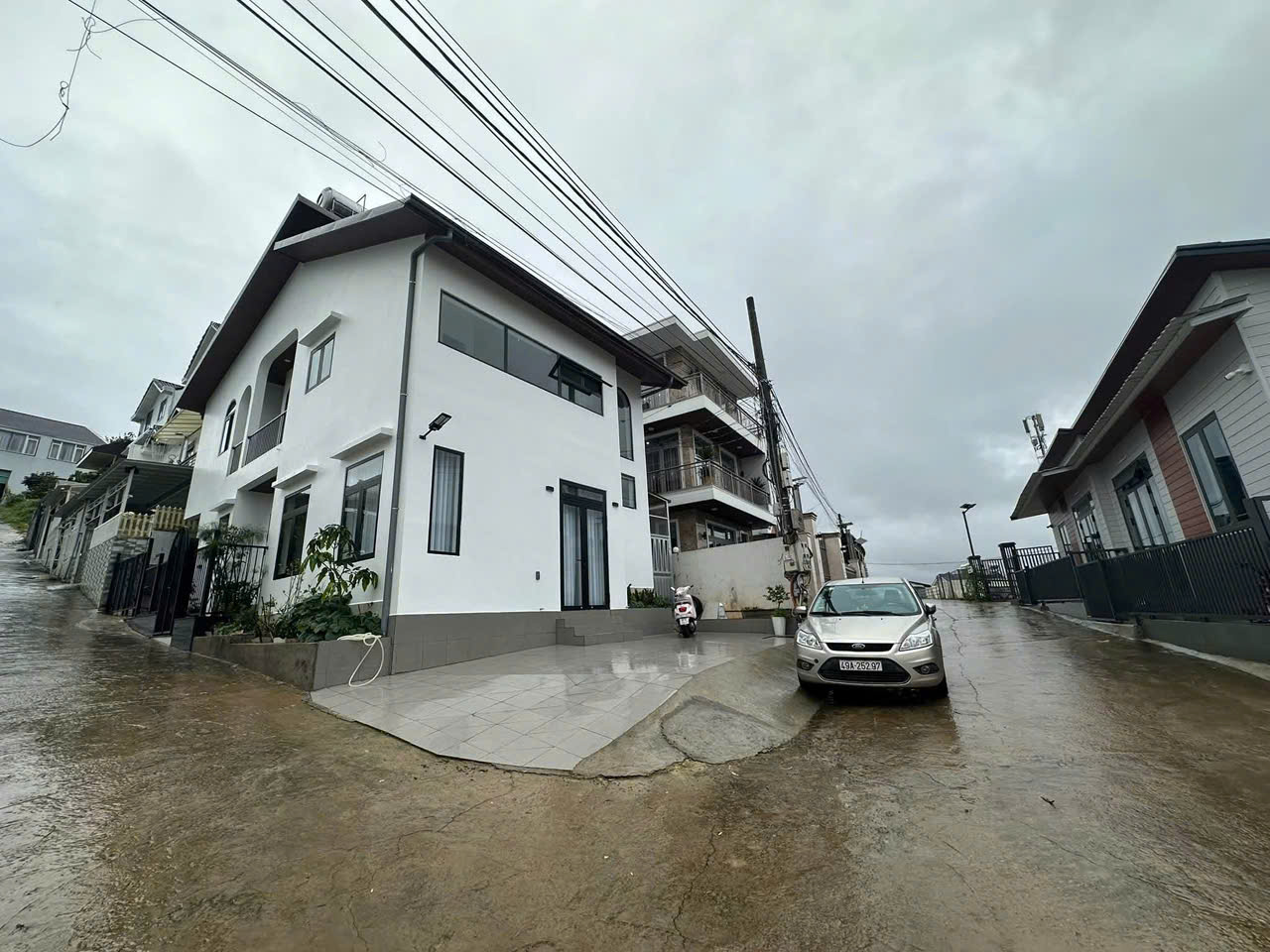 Cho thuê home mới xây sân đậu ô tô view đẹp giá 17 triệu đường Nam Hồ Đà Lạt Lâm Đồng