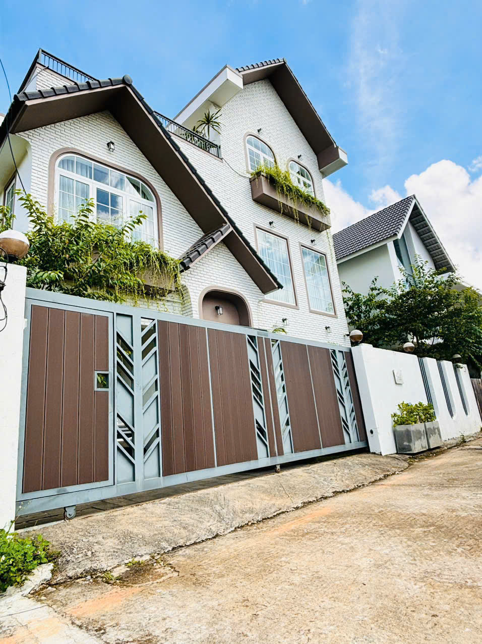 Cho thuê biệt thự smarthome 6 phòng ngủ khu biệt thự đồng bộ giá 35 triệu tại Dankia Đà Lạt Lâm