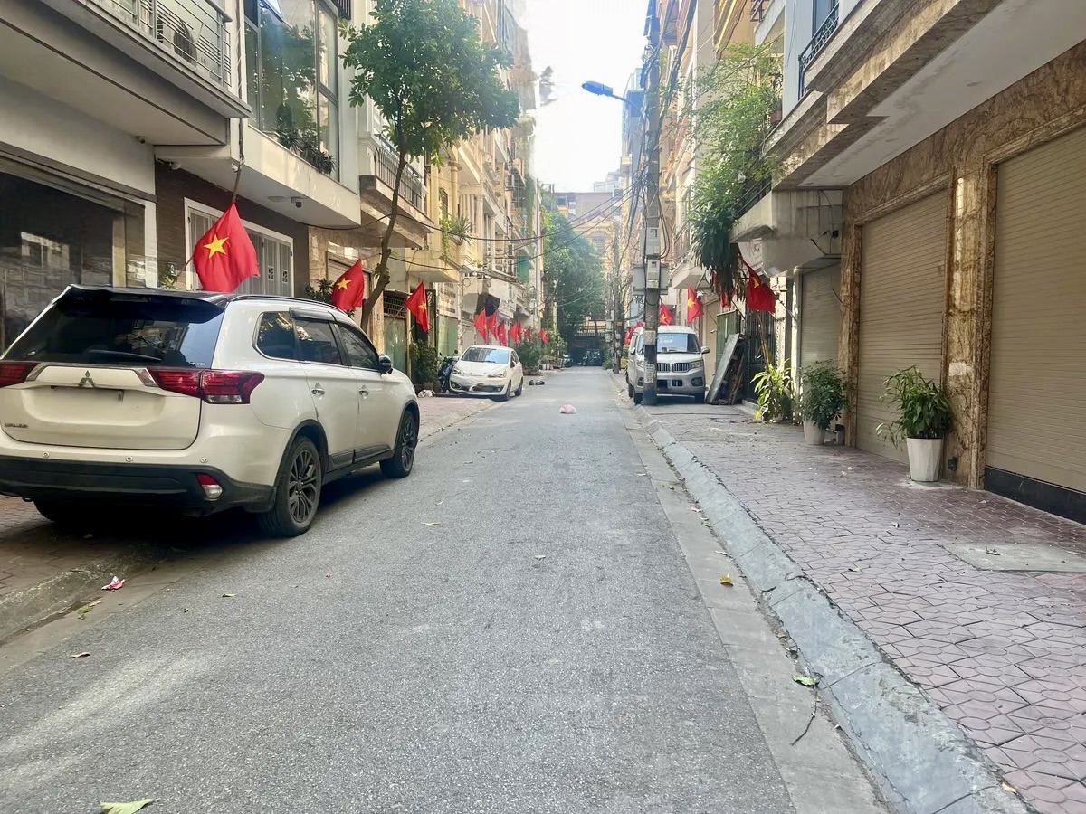 Nhà 5 Tầng Trung Kính - Cầu Giấy, 50m Phân Lô Ô tô Tránh, 6PN, Gara Ô tô, Ở + Văn Phòng, Giá 29 tỷ