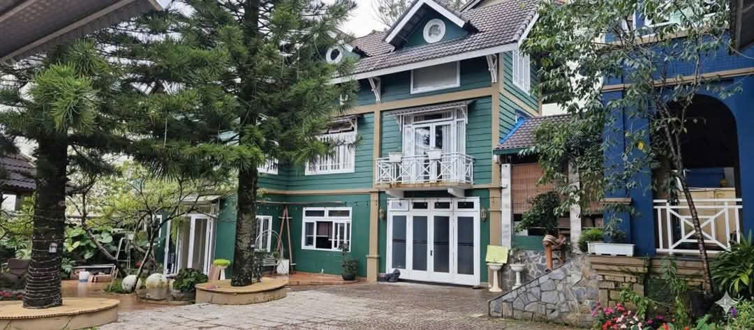 CHO THUÊ VILLA SÂN VƯỜN 10 PHÒNG ĐƯỜNG HÙNG VƯƠNG,P9  ĐÀ LẠT