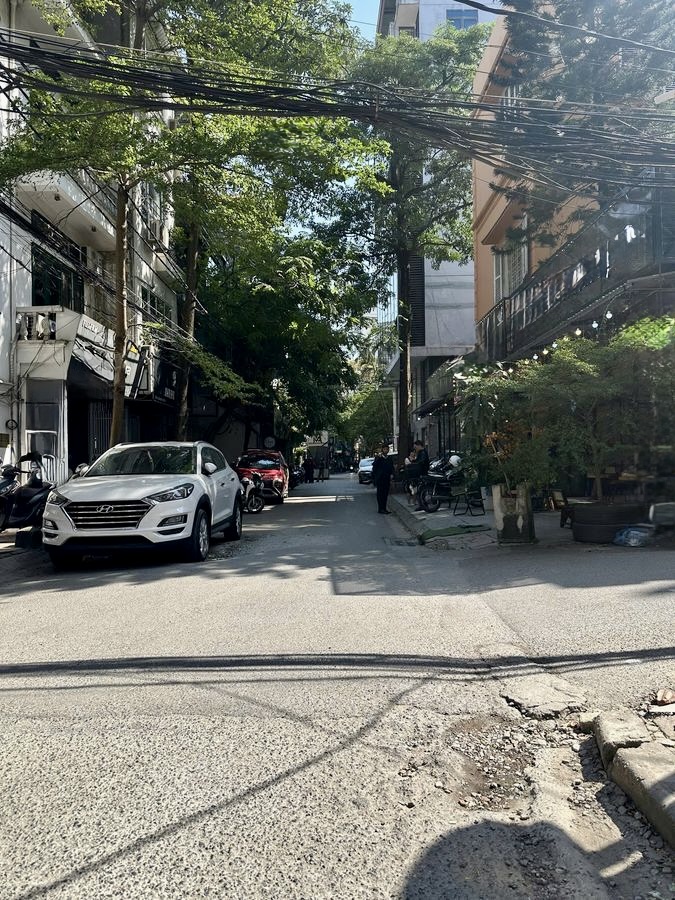 Bán nhà phố Thái Hà, Đống Đa. Diện tích 40m², nhà 4 tầng chắc chắn. Thiết kế thông sàn, cầu thang v