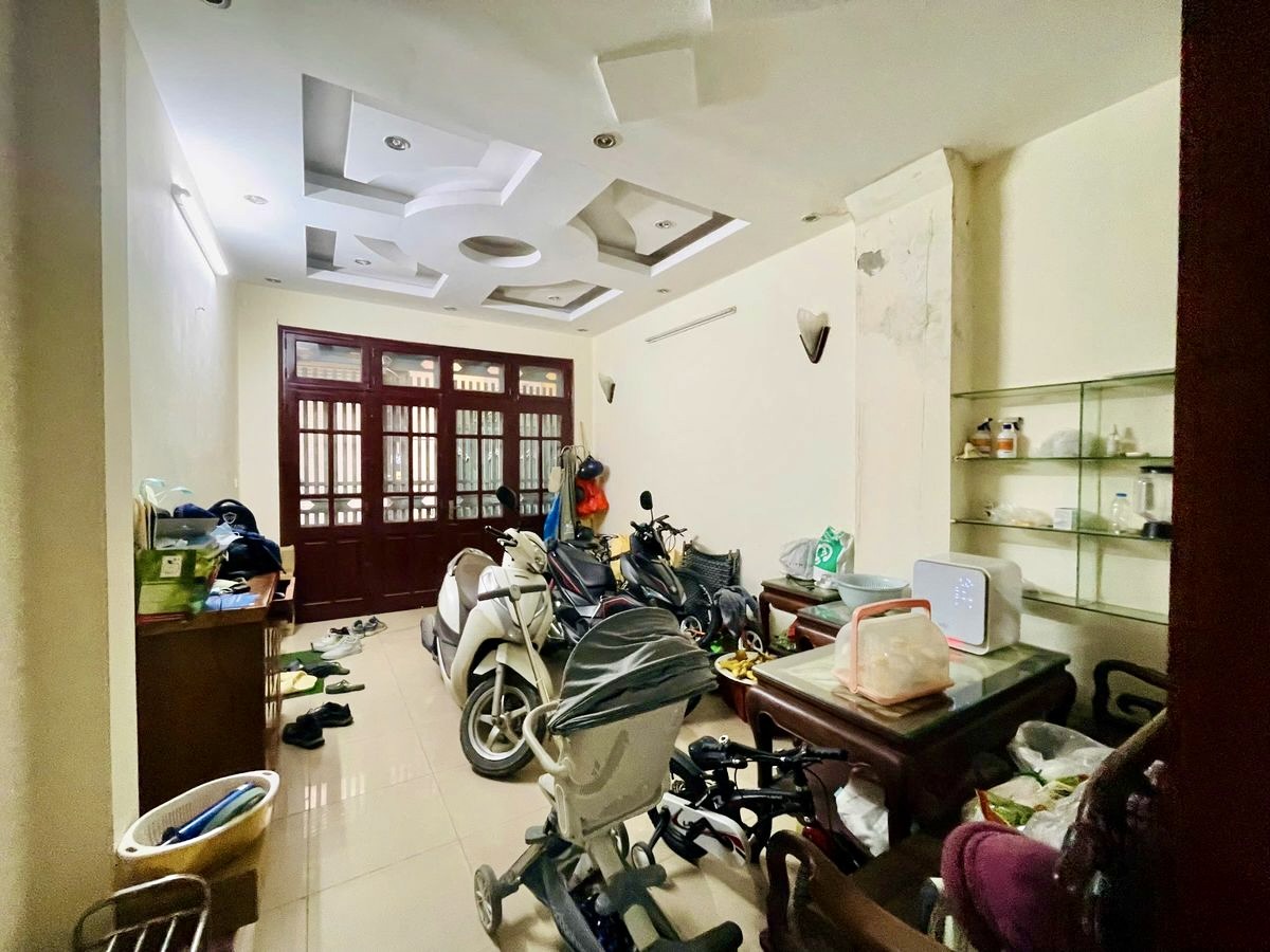 Bán nhà Nguyễn Đình Hoàn, Cầu Giấy, 45m2 x 5 tầng, 6PN, 2 Thoáng, Ngõ Nông, Giá 13.99 Tỷ